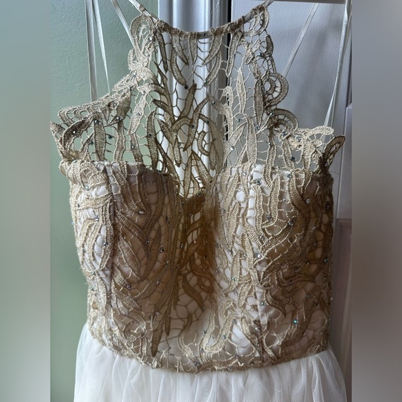 Sequin Hearts 💛 White and gold halter dress - Picture 3 of 7